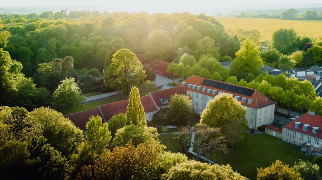 Ilmakuva Augustenborg Gardenista vehreän puiston keskellä matalassa auringonvalossa Etelä-Tanskassa