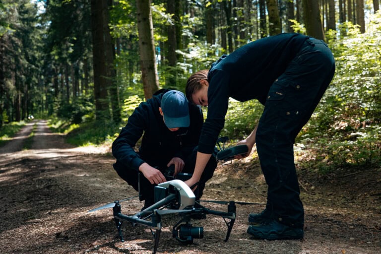 Kaksi Fraymfulin tekijää valmistelee DJI Inspire 2 -dronea metsätiellä Balingenissa