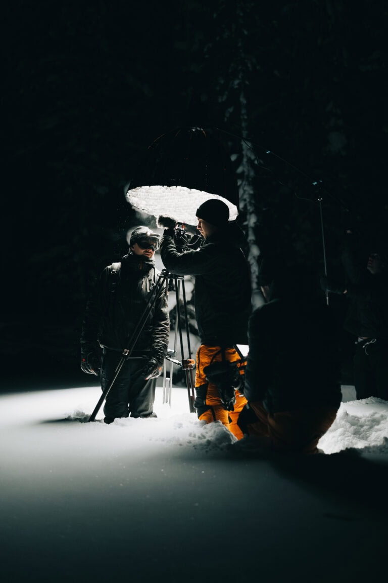 Kuvausryhmä kuvaa hiihtäjää softboxin valossa yöllä Ylläksen rinteillä
