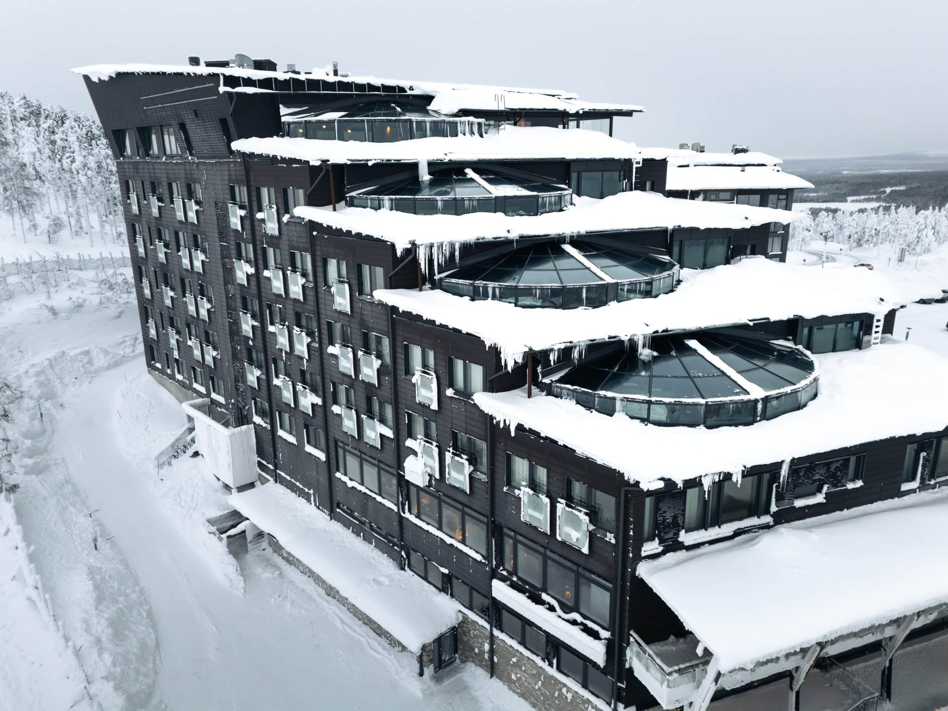 Lunta ja jääpuikkoja Hotel Levi Panoraman lasikupolisviittien päällä ylhäältä kuvattuna