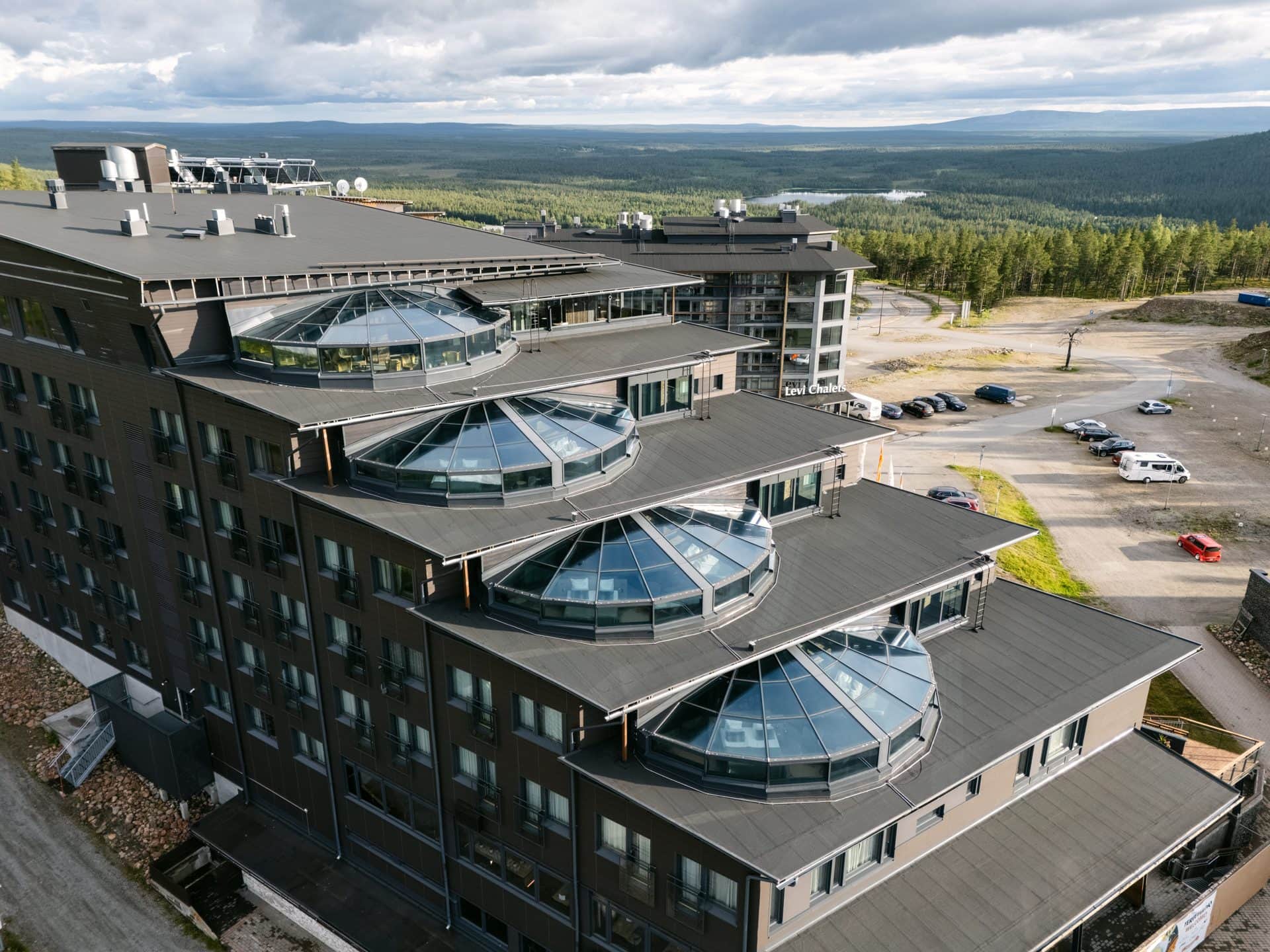 Hotel Levi Panoraman kattoterassien lasikupolisviitit dronesta kuvattuna kesällä