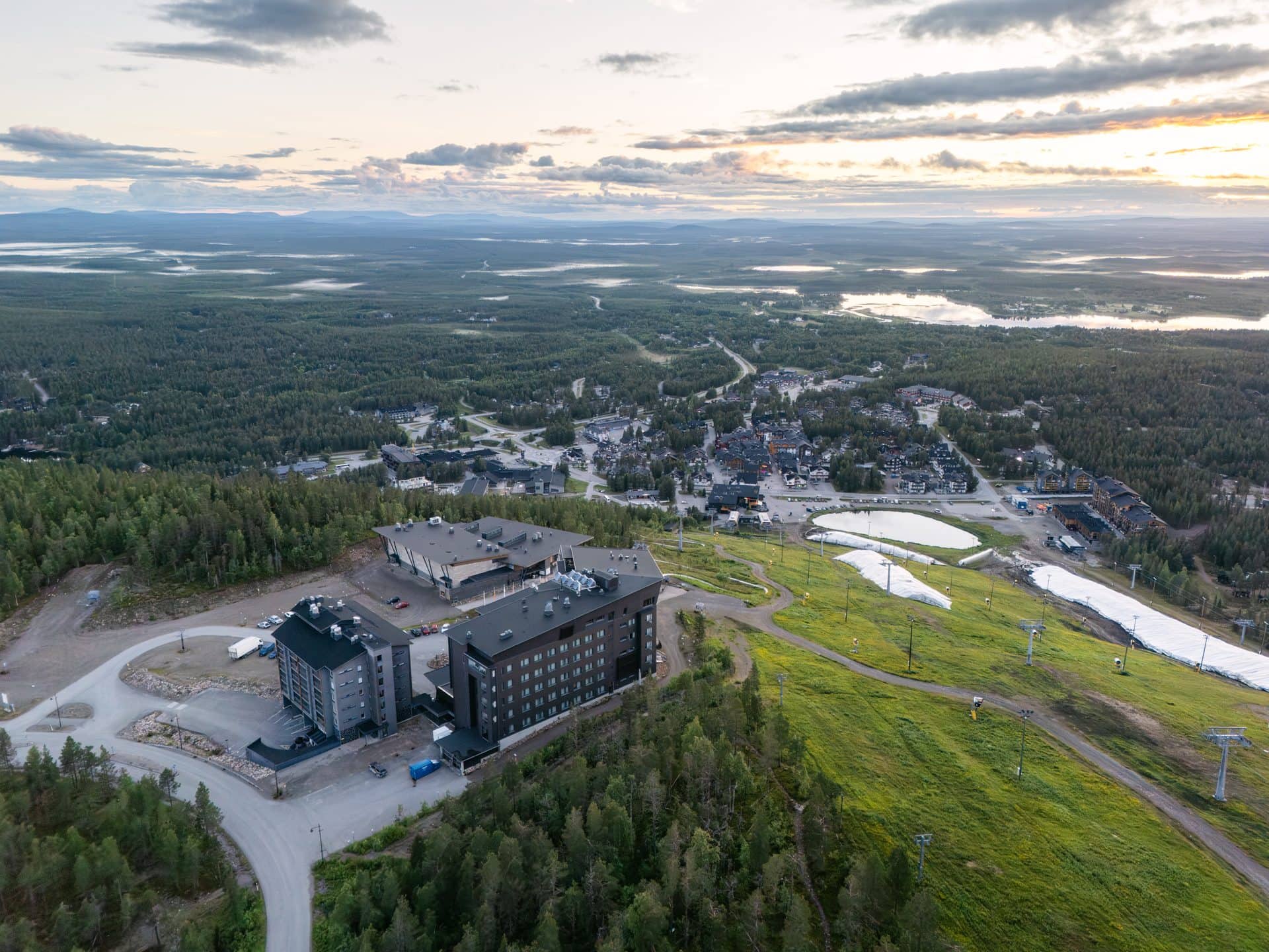 Hotel Levi Panorama ja Levi Summit iltavalossa, takana Levin kylä ja järvet