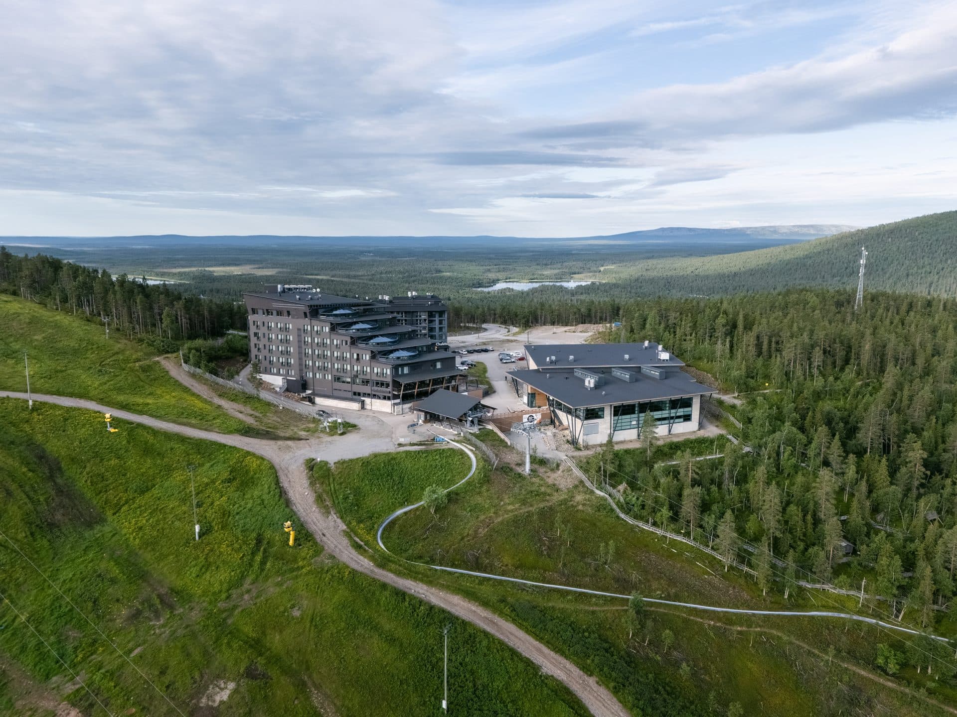 Hotel Levi Panorama ja Levi Summit rinteellä, takana Lapin metsät ja järvet