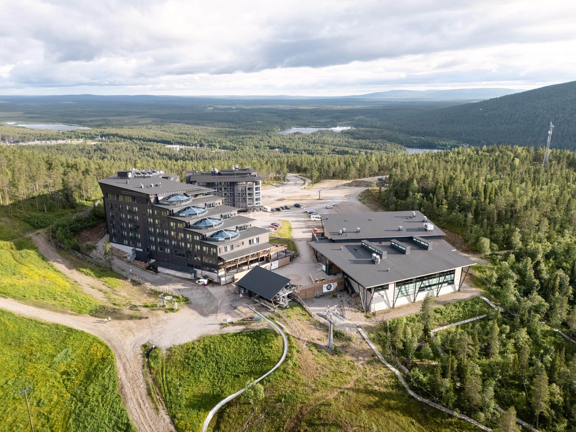 Hotel Levi Panorama ja Levi Summit tunturin rinteellä kesäpilvien alla Levillä