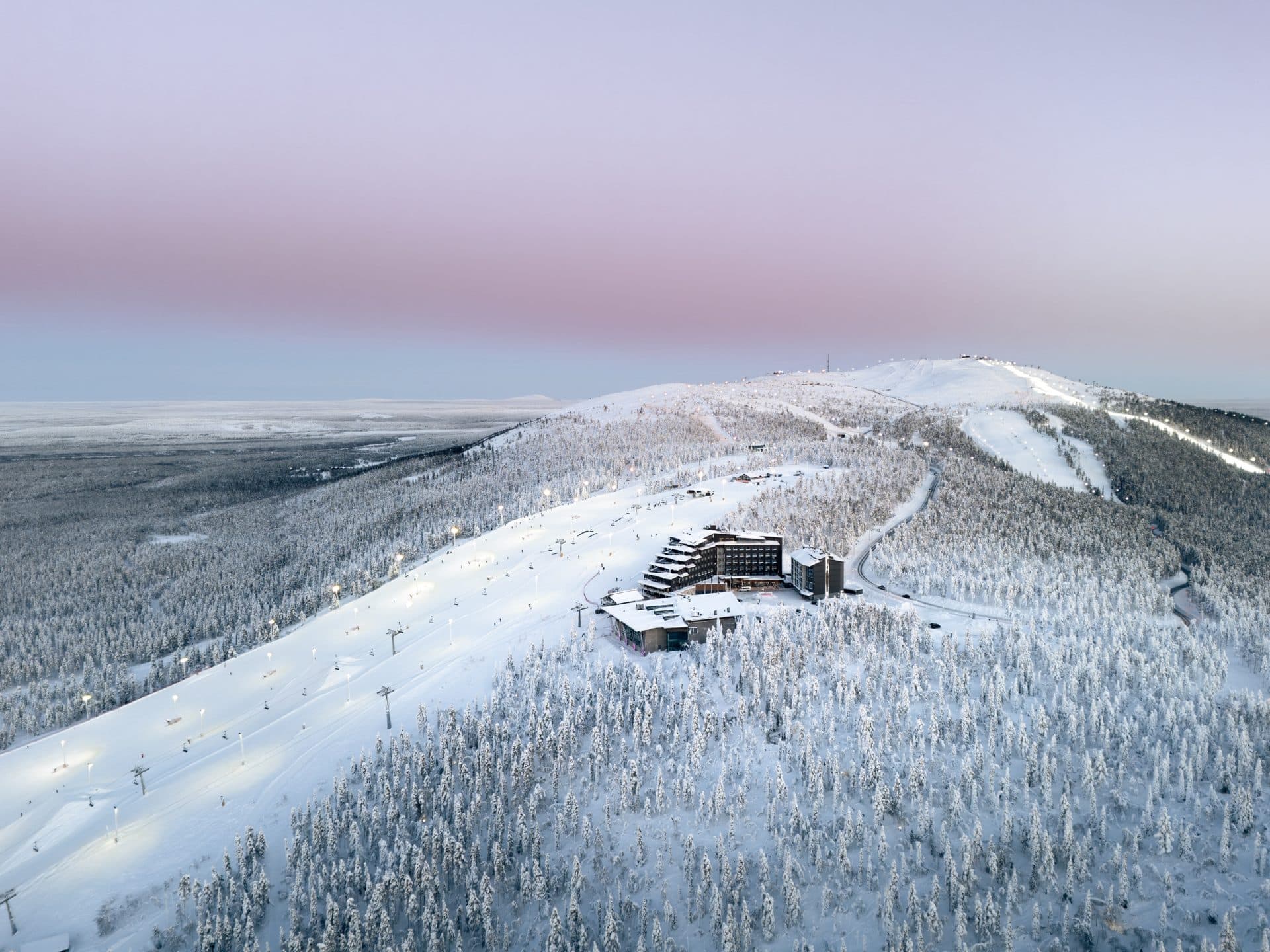 Levitunturi talvella, Hotel Levi Panorama ja Levi Summit pieninä lumisella rinteellä