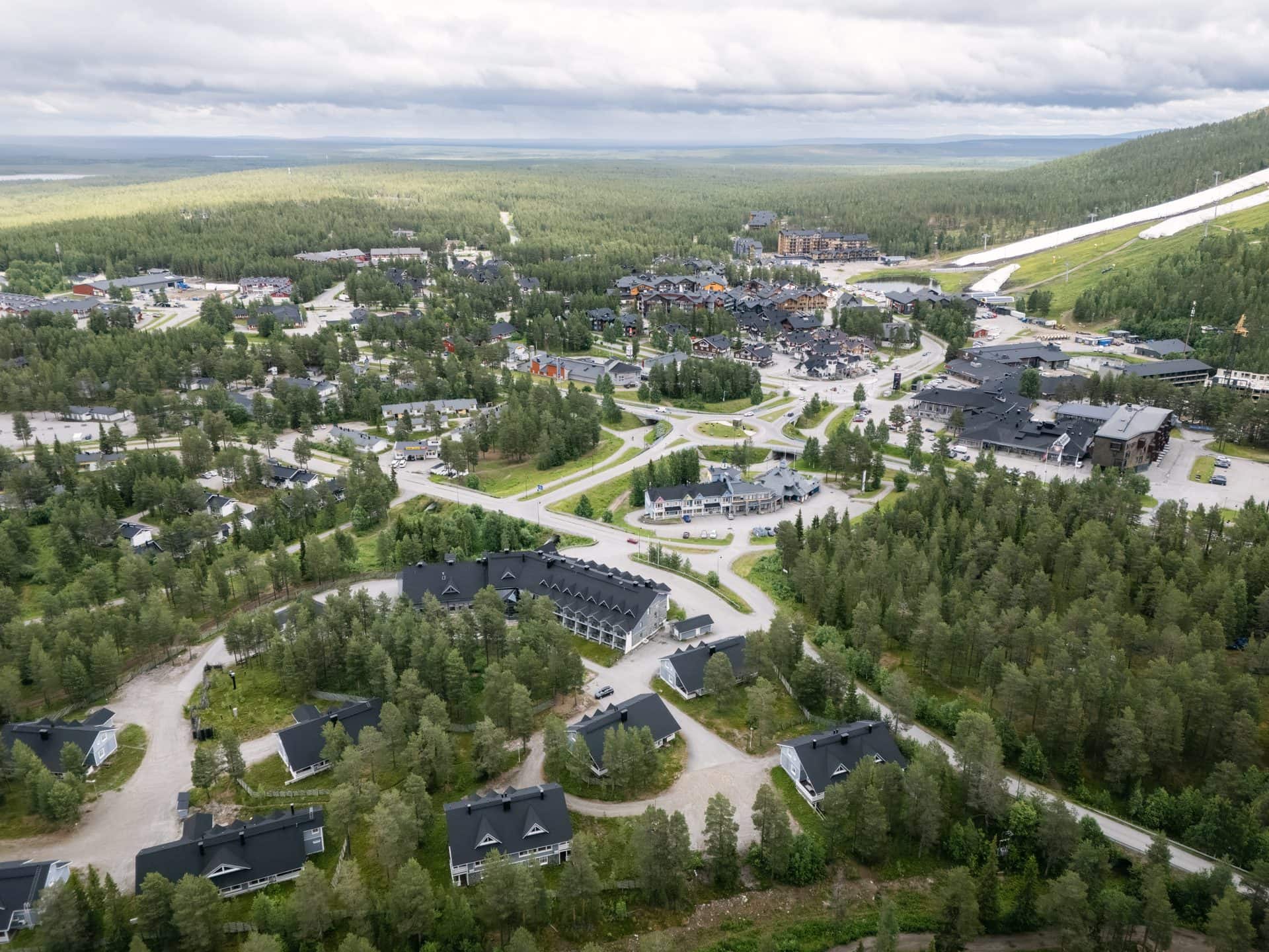Levin kylä ilmasta kesällä, oikealla rinne ja säilölumi