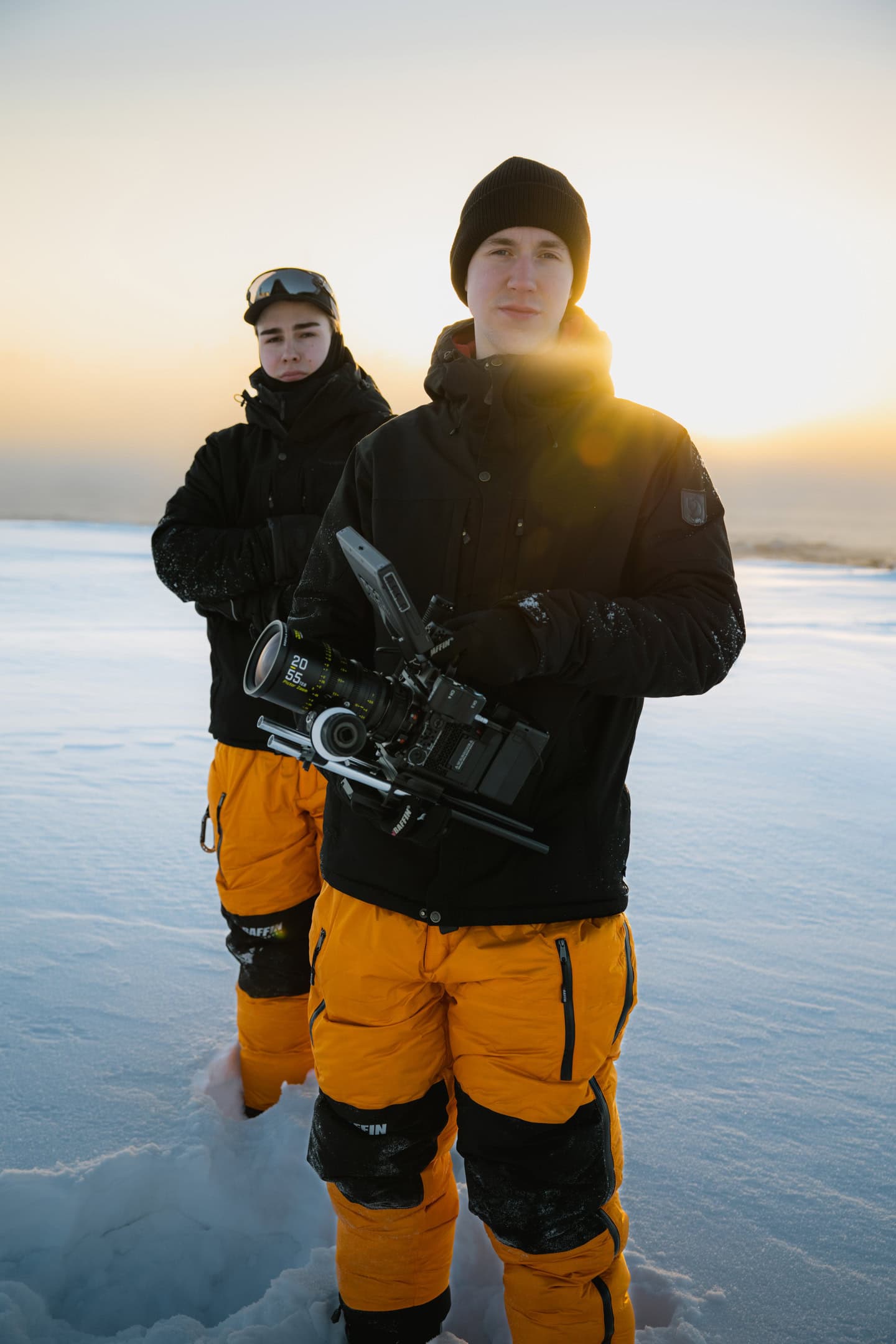 Konsta Lähde ja Valtteri Nikkanen elokuvakameran kanssa lumikentällä matalassa auringossa Torniossa